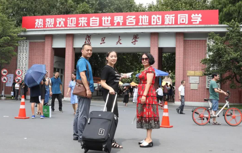 大学新生自我介绍（新生即将踏入大学校园）