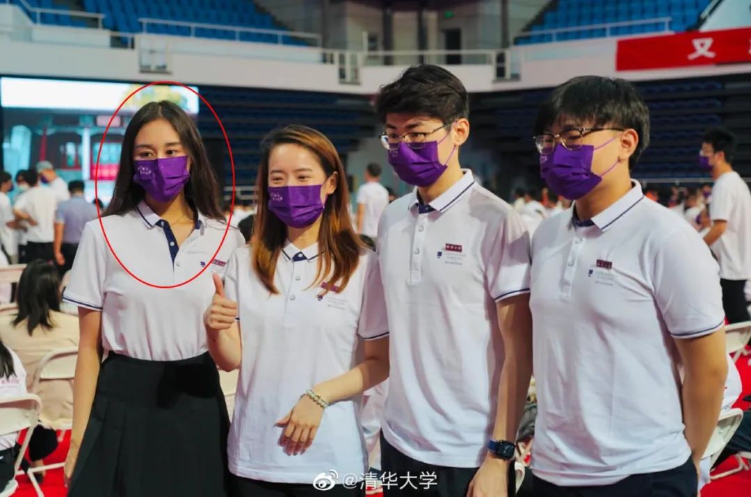 何超欣考上清华研究生，王文也晒恋爱高甜，映射出名媛们的小时代