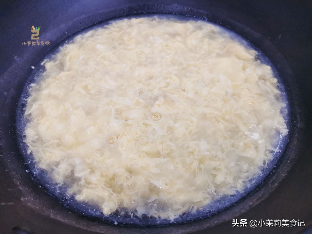 做蛋花汤，最忌水开直接淋蛋液，大厨教我3招，蛋花漂亮鲜嫩不腥