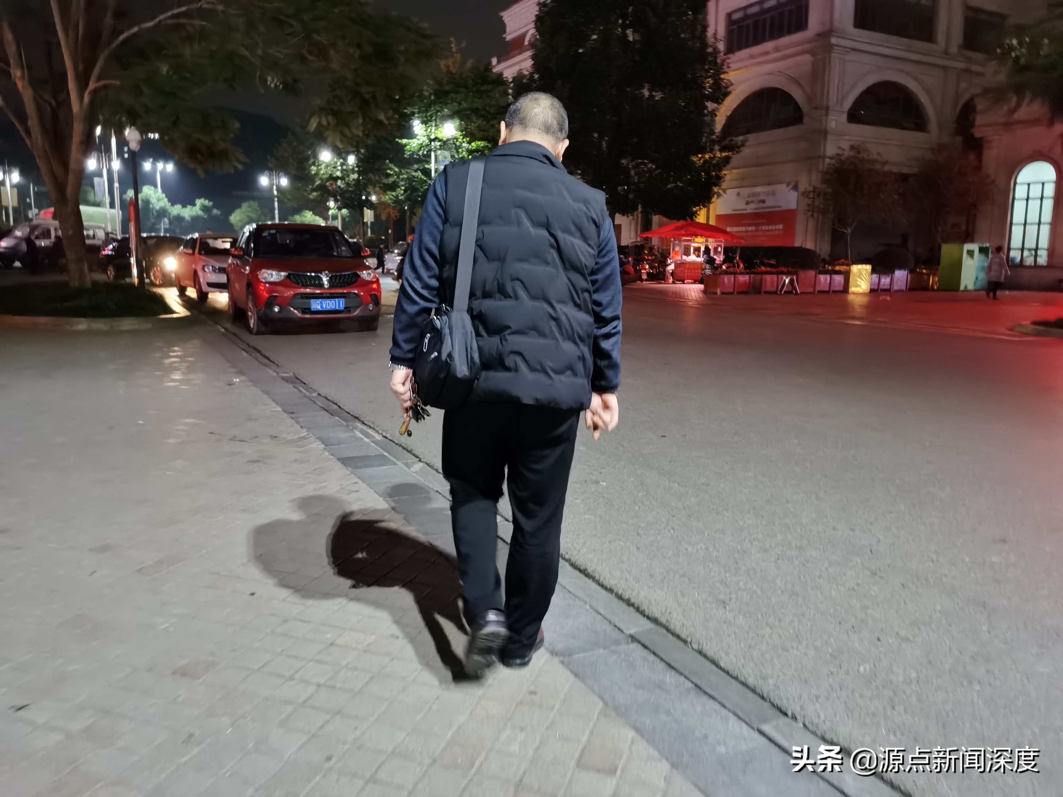 四川一公务员被指控诈骗罪遭判刑5年，出狱后改判无罪，申请2700余万元国家赔偿，已恢复公职想提前退休