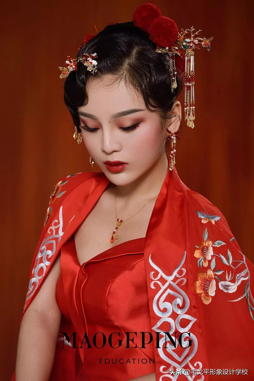 中国女性独有的韵美气质~▼轻复古哑光妆容搭配温婉简约的中式发型