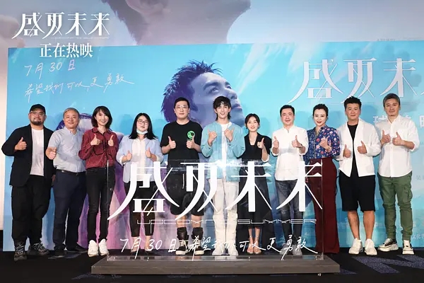 张子枫翻车？高考生做网红、玩私奔、恋爱公开，这电影就是笑话