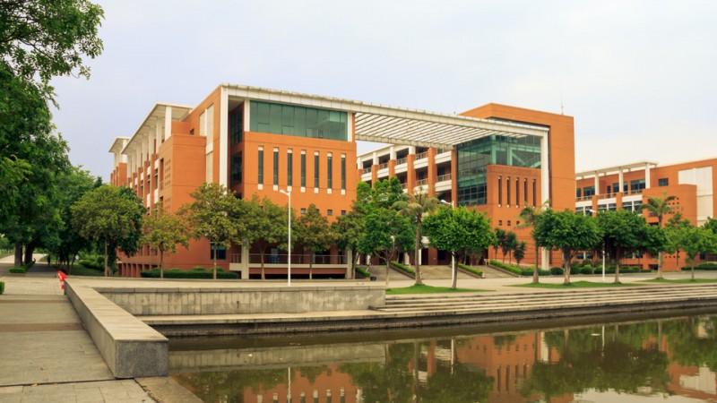 华南理工大学公布拟录取名单，初试最高418分，复试线却一直降