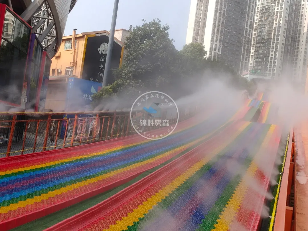 夏日炎炎,有人造雾降温超甜——锦胜雾森室内外高压喷雾降温系统 夏日炎炎,有人造雾降温超甜——锦胜雾森室内外高压喷雾降温系统