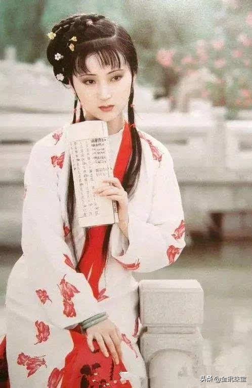 玉手镯你是怎么戴的？玉镯不双戴或富贵戴双镯，哪一种才是对的？
