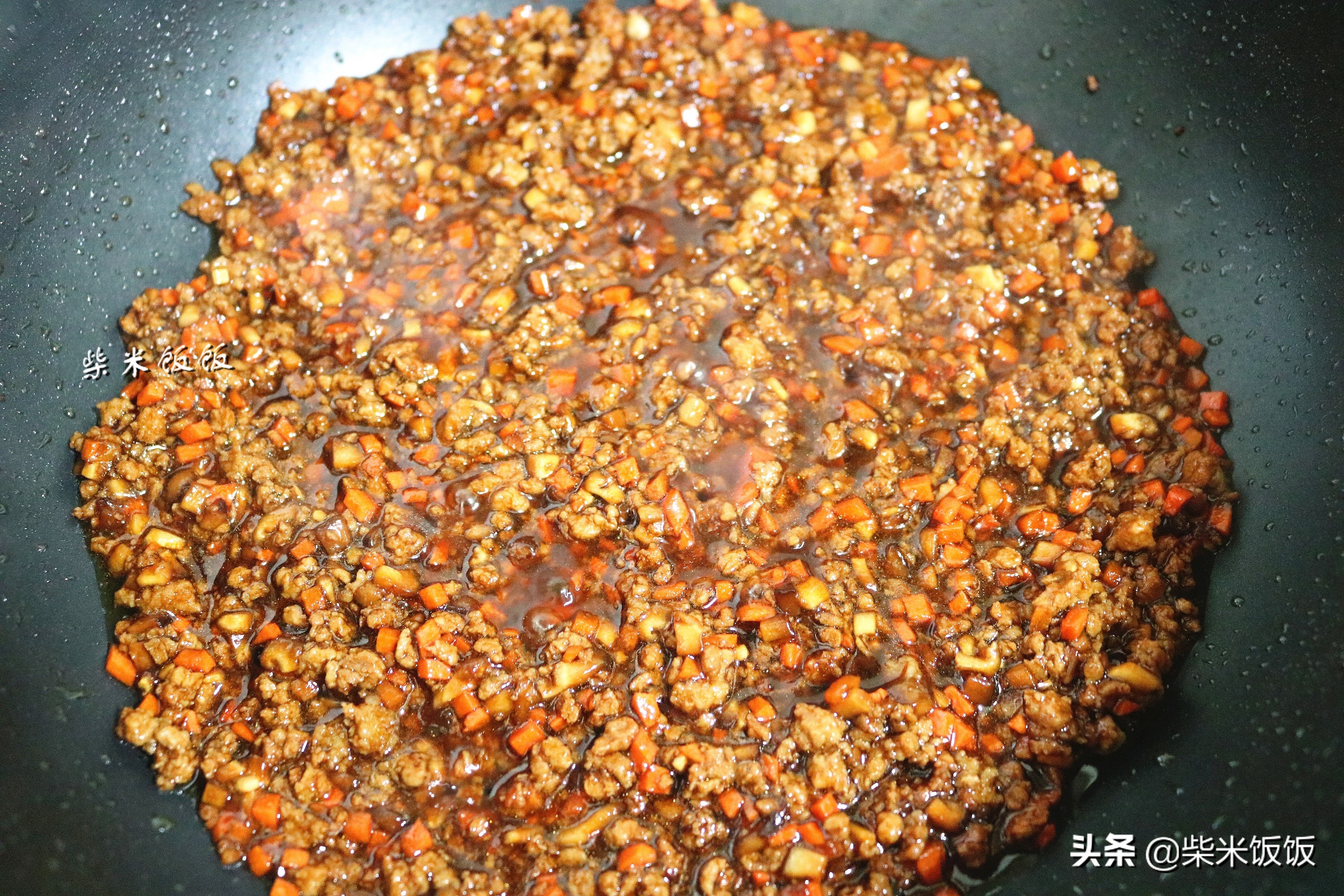我家吃烧麦从不买，这做法简单，捏一捏10分钟出锅，4个不够吃