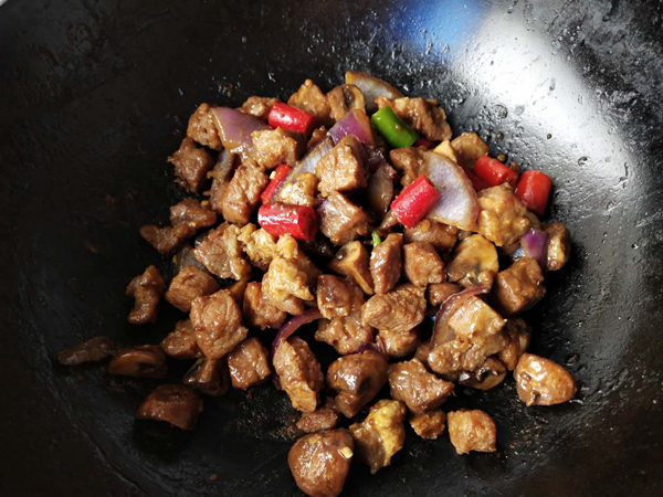 牛排菇炒牛肉图片