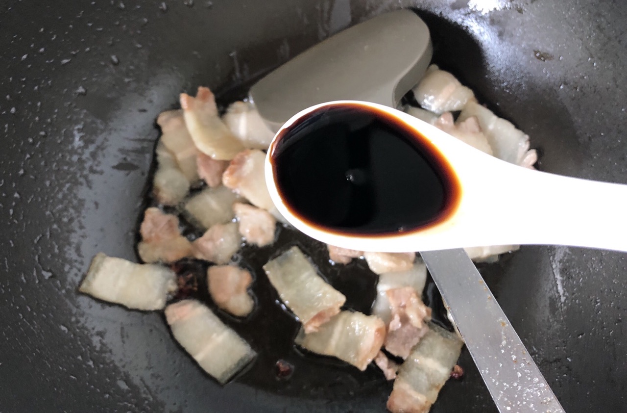 青椒回锅肉的做法与步骤（教你做清脆咸香的回锅肉炒青椒）