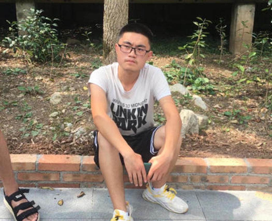 他高考前一天父亲去世，一家四口只剩自己，每天打工14小时攒学费