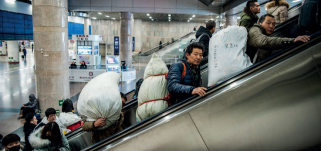 珠三角等地用工荒，返乡就业收入低，农民工为何仍大规模回流？