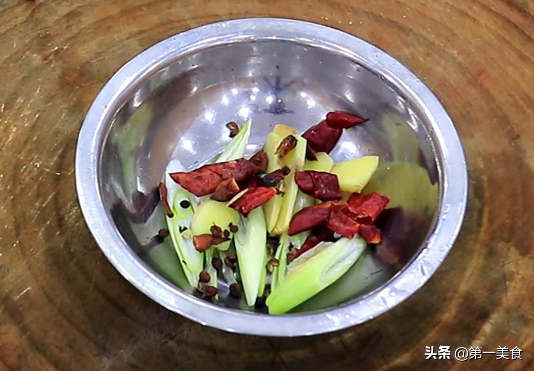 猪肉白菜炖粉条怎么做（吃不够的猪肉白菜炖粉条教程）