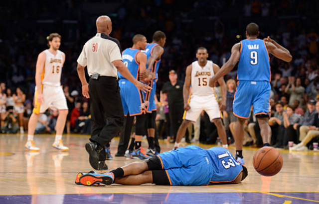 nba裁判为什么怕哈登(一肘惊醒梦中人，NBA头号悬案破解，慈世平肘击哈登背后隐情出炉)