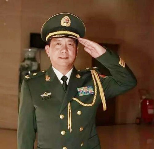 老山战场侦察英雄丁晓兵，被炸亲手割掉手臂，31年后成独臂少将