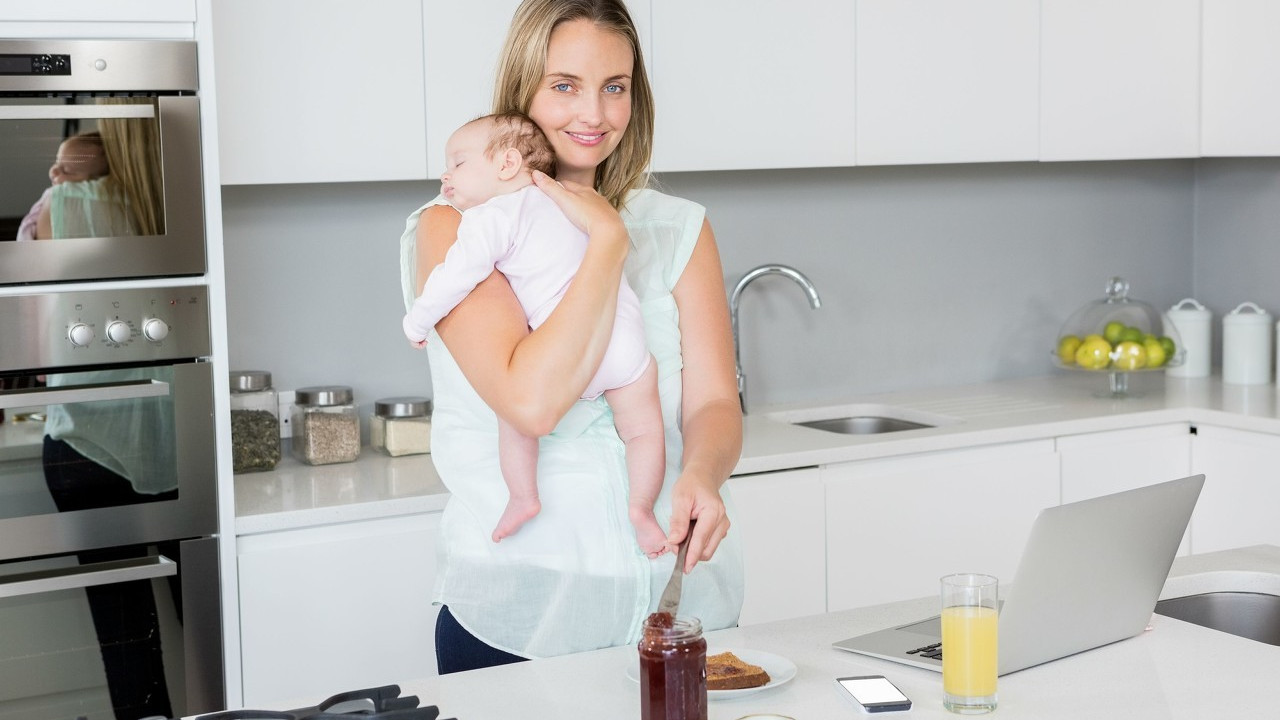 几种错误姿势易把新生儿抱成歪脖子,不少家长仍在犯,看看有你没