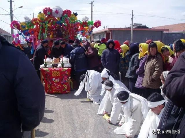 在农村中，家里的老人去世，三年之内不能串门走亲戚，这是为啥？