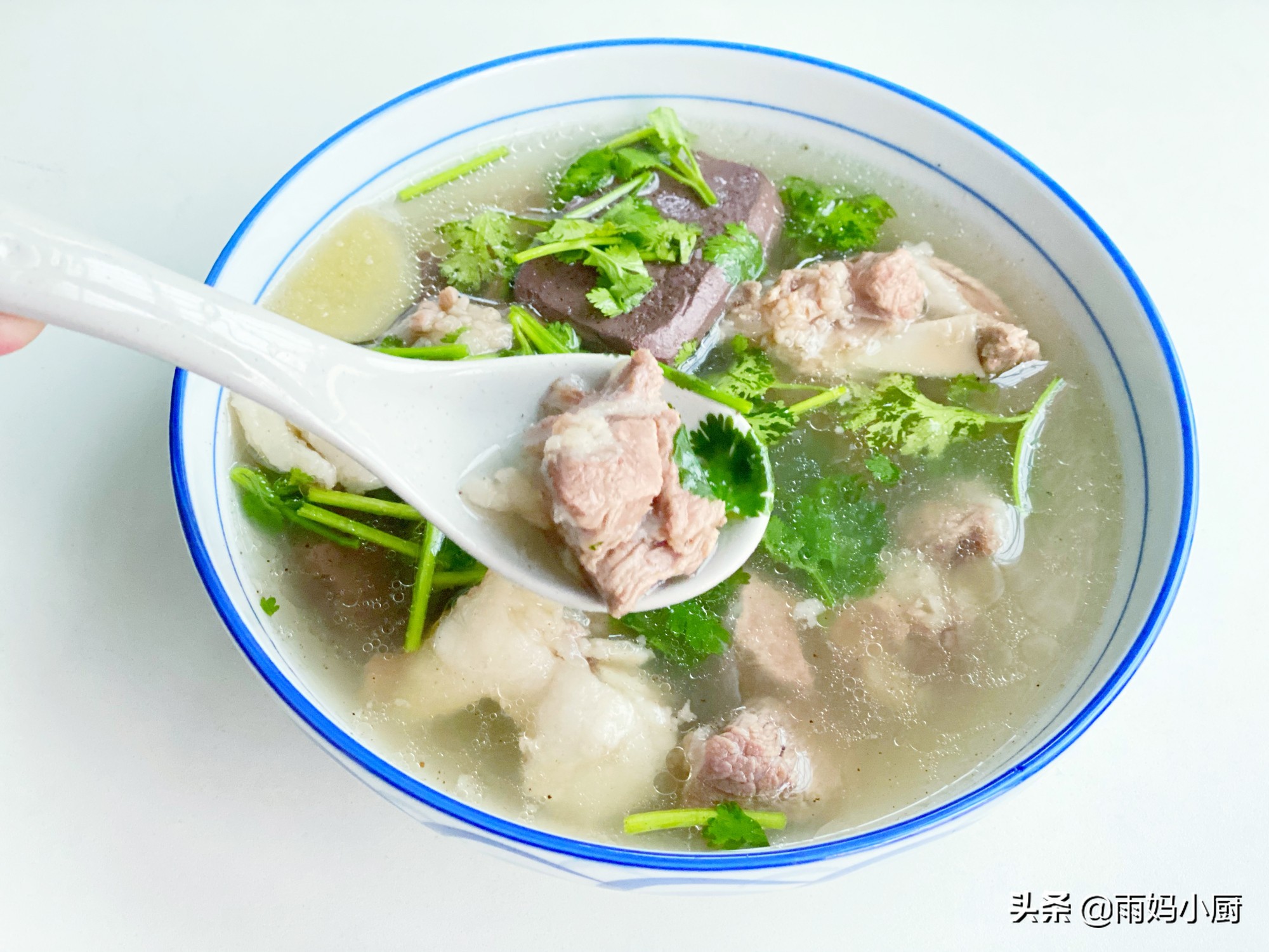 清炖羊肉汤的家常做法,汤鲜味浓,没有膻味,羊肉软烂营养高