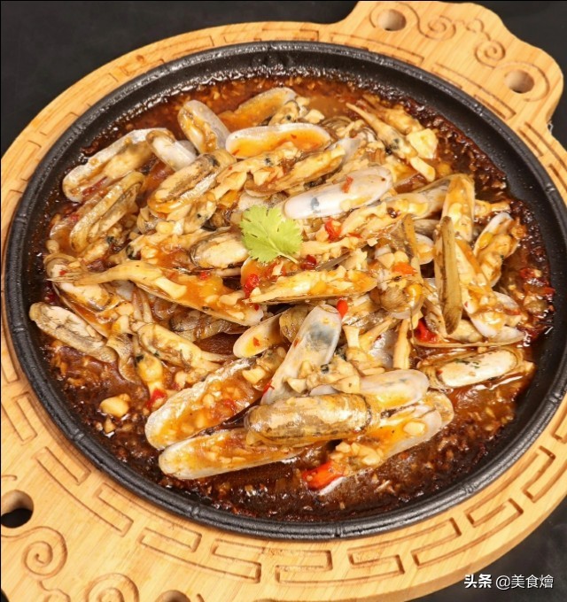 铁板蛏子的做法大全火辣铁板爆蛏子上桌后滋滋作响