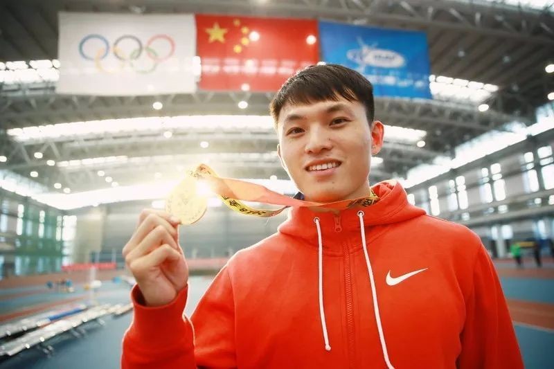 “中国飞人”！韧带断裂，他术后第二天就开始训练，22岁刷新纪录问鼎冠军！