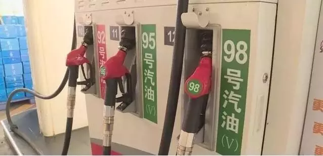 你知道1升汽油有多重吗？同样200块钱，他加的油比你多！ 第5张