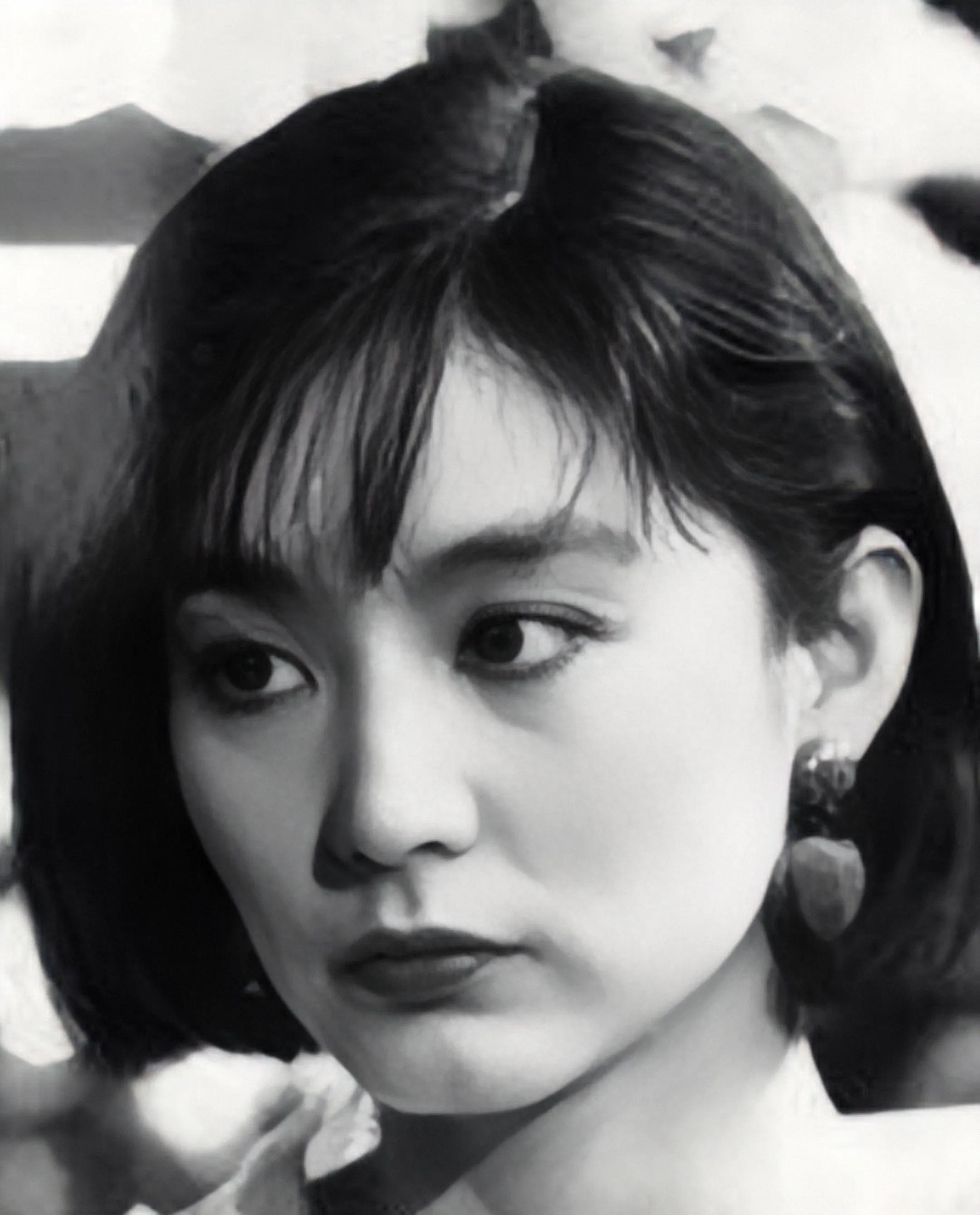 林青霞终于想到换发型,剪完刘海有了书卷气,微胖也不油腻