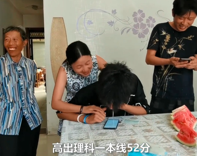 高考分数公布后，众考生查分反应集合，723分学霸超淡定