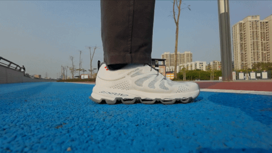 “拱桥式”鞋底，轻弹减震，诺诗兰SKYECO 徒步鞋体验