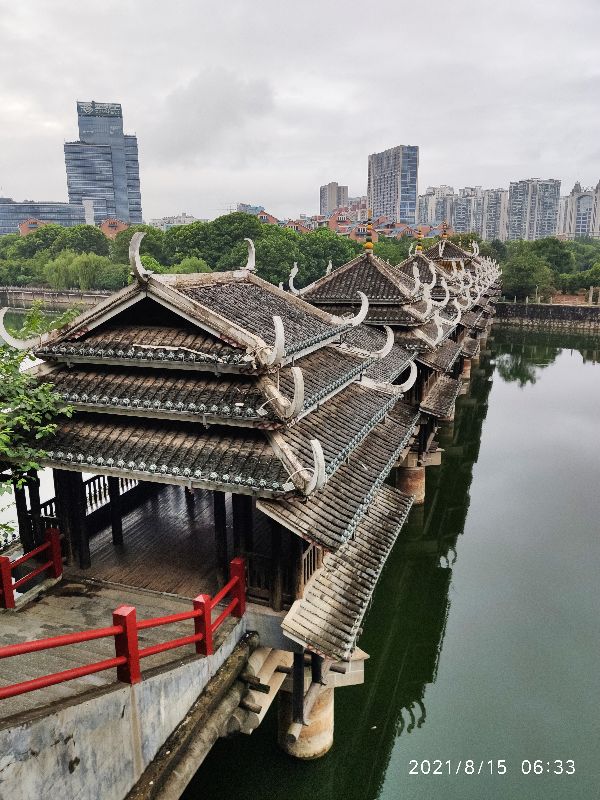 老人莫去风雨桥，平坦大道更牢靠