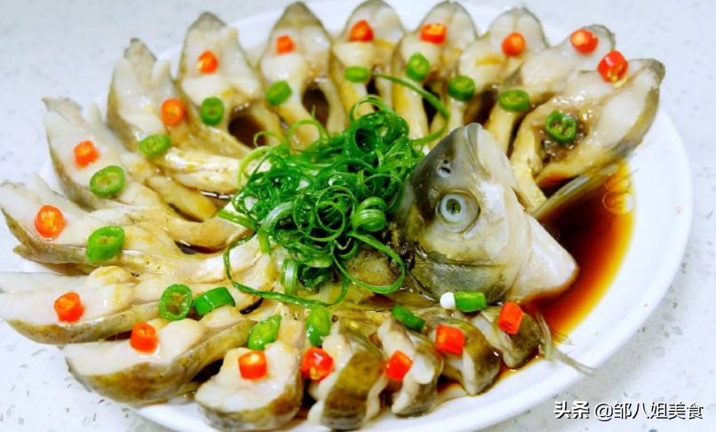 ​鱼肉蒸好为什么又硬又腥？原因有三点，教你正确做法，鱼肉嫩又香