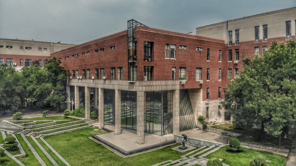 郑州大学“最美”女院长：省政协常委，雕塑作品坐落于全国各地！