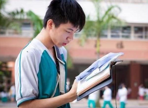 北大数学天才韦东奕又火了，每月生活费仅300，板书堪称视觉盛宴