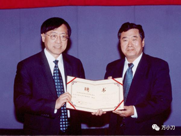 杨振宁35岁获诺奖，82岁娶娇妻，原配竟是抗日名将的千金