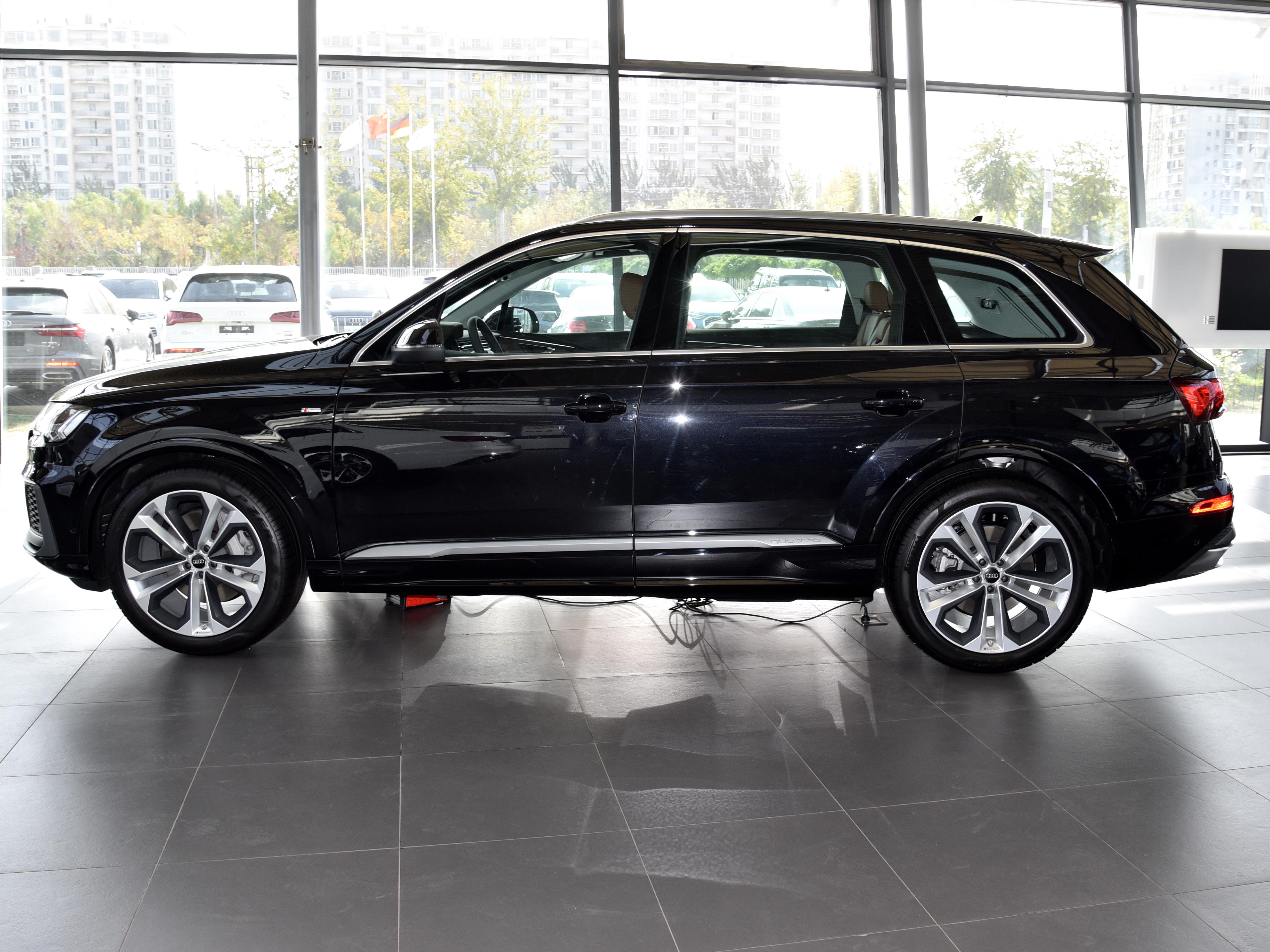 旗舰级的豪华SUV，大V6动力，还有实力四驱，带你看奥迪Q7