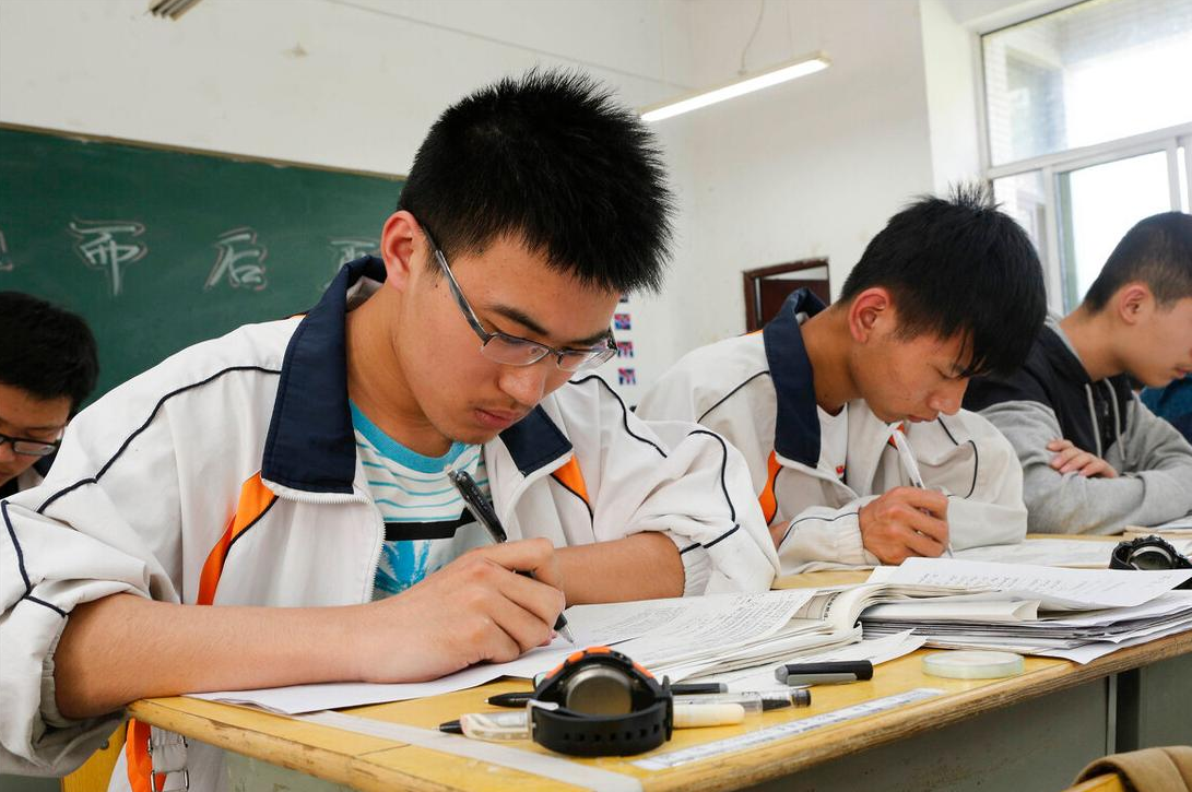 高三学生补课花15万，两次模拟考试均拿第一，却遭到同学的嘲笑