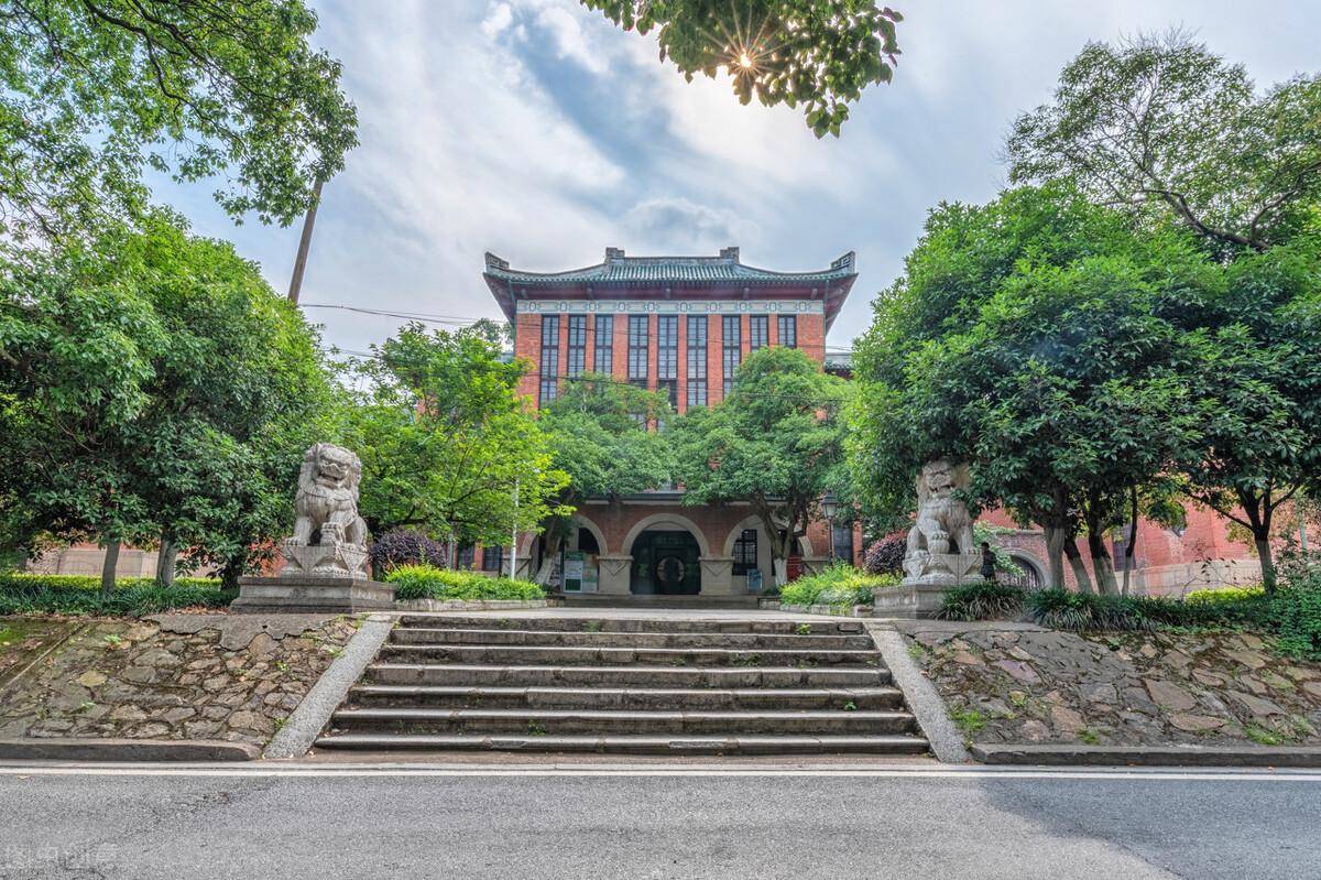 985高校在重庆招生6108人，录取率2.11%，物理类是历史类的近7倍