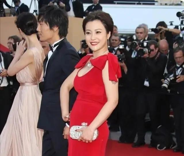 10位戛纳红毯上的国内女星：有人手握作品艳压，有人蹭拍走光出丑
