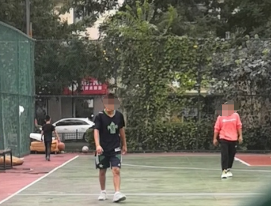 调查｜“双减”后孩子们有空去打篮球，却不得不和大人争球场