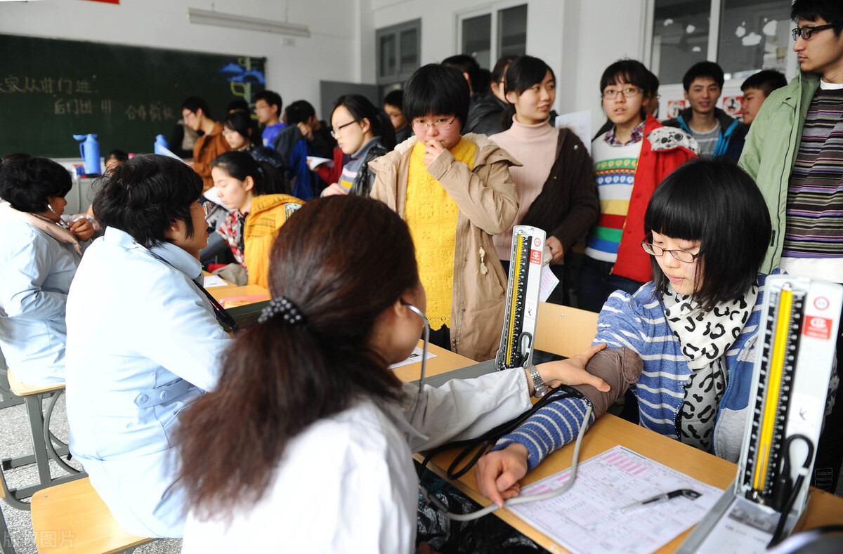 高考体检需要“一丝不挂”？吓坏高三党，医生：你们想得有点多