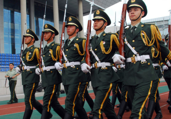 适合中等生报考的军校，录取分数低，毕业还能有“铁饭碗”