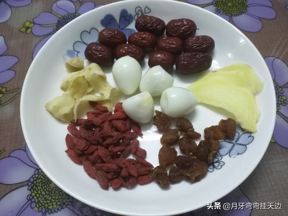 乌鸡炖汤这样做，汤色清亮补而不燥，做法简单，老人小孩特别爱喝