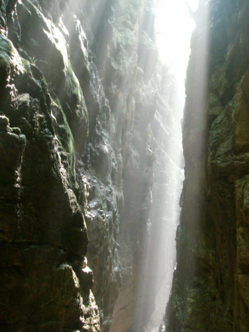 至今科学仍无法解释的未解的谜团：中国这6个地方堪比百慕大