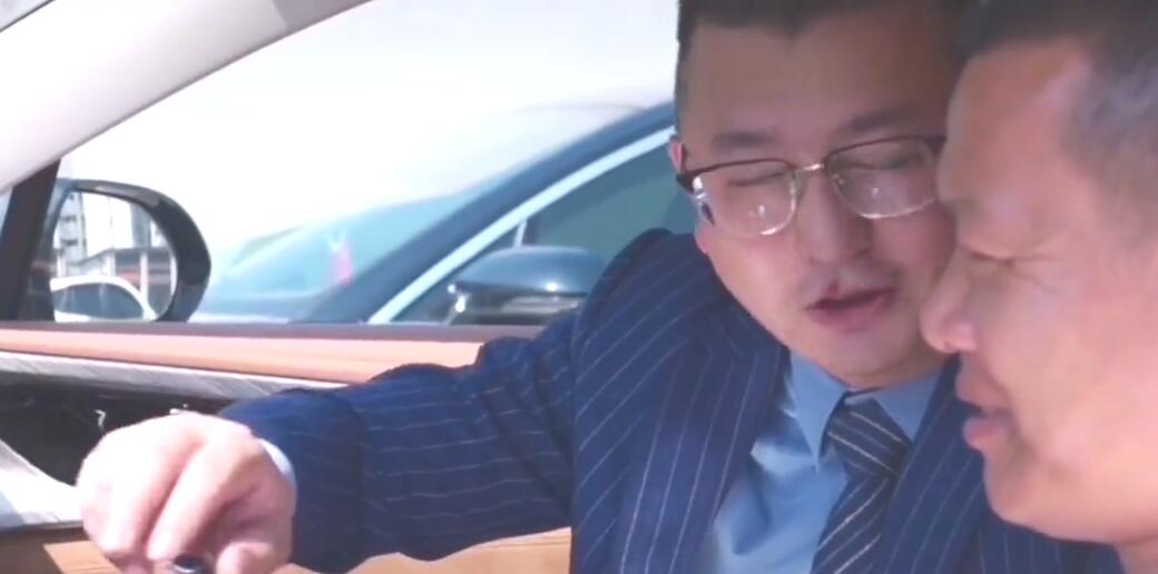 全红婵老爸领50万豪车一幕曝光！竖大拇指笑了，网友：快点考驾照