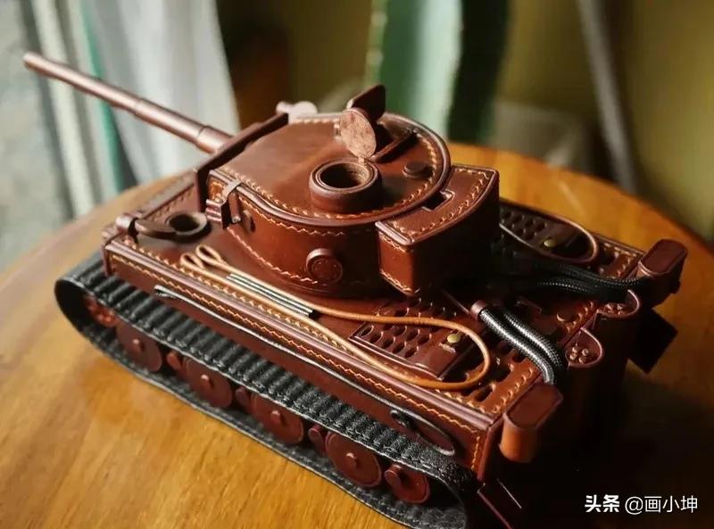 完全由真皮制作的坦克模型，一样的阳刚威武