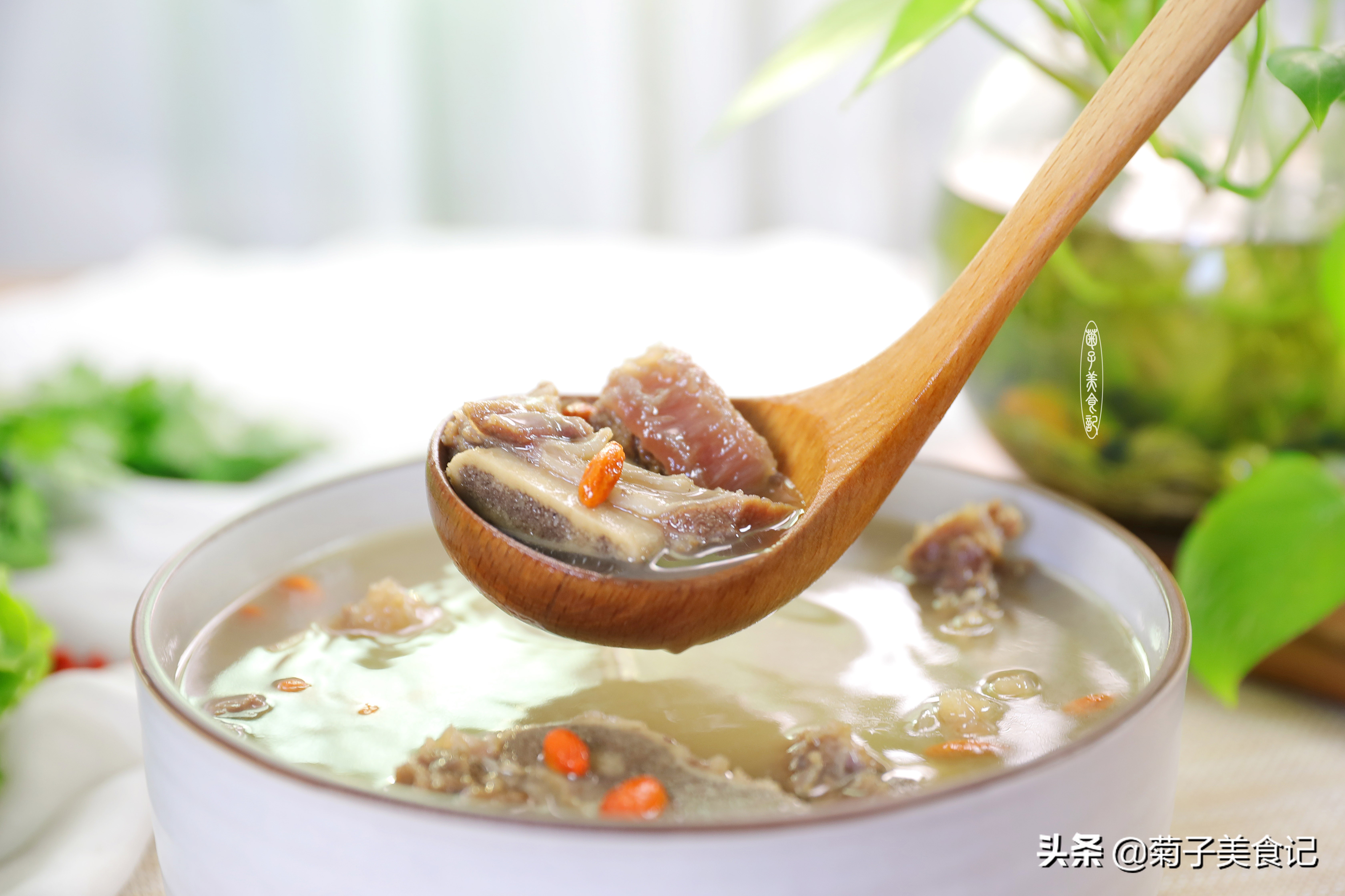 46块钱一斤的牛排骨，买了两斤炖一锅汤，菜色清亮，全家都爱喝