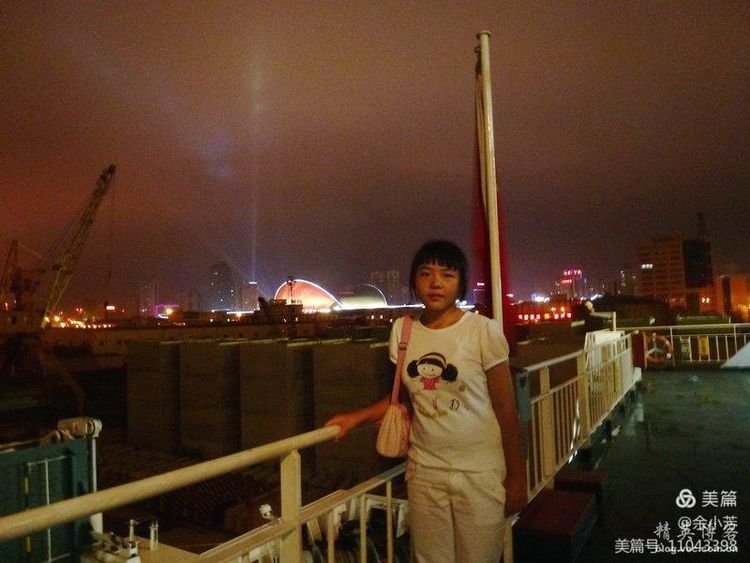 坐海轮，观海上夜幕风景