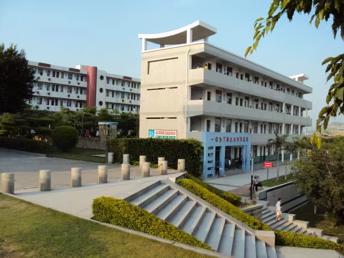 大学生堕落的3个“前兆”，以及2个不能碰的东西，多数人都中招了