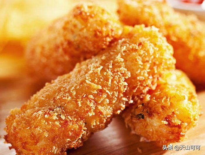 炸鸡翅怎么沾上面包糠？