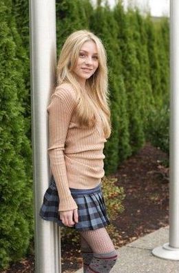 16岁少女嫁51岁恋童演员，节目被逼秀胸遭网暴骂“荡妇”