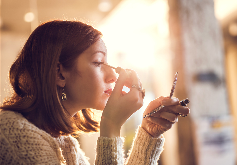 为什么别人化妆自然服帖，而你化妆却总卡粉？是这三件事没做好