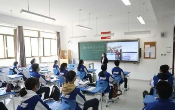 为啥高考不能穿“校服”，怕被有心之人利用？班主任说出其中原因