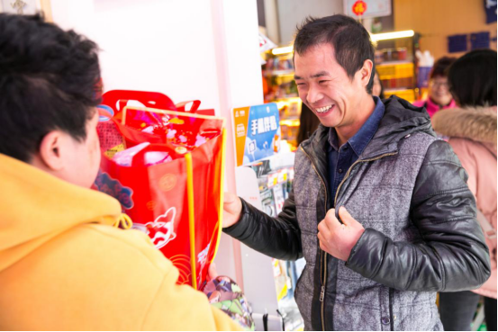 来天猫小店带“佩奇”回家，小年夜免费「把爱带回家」